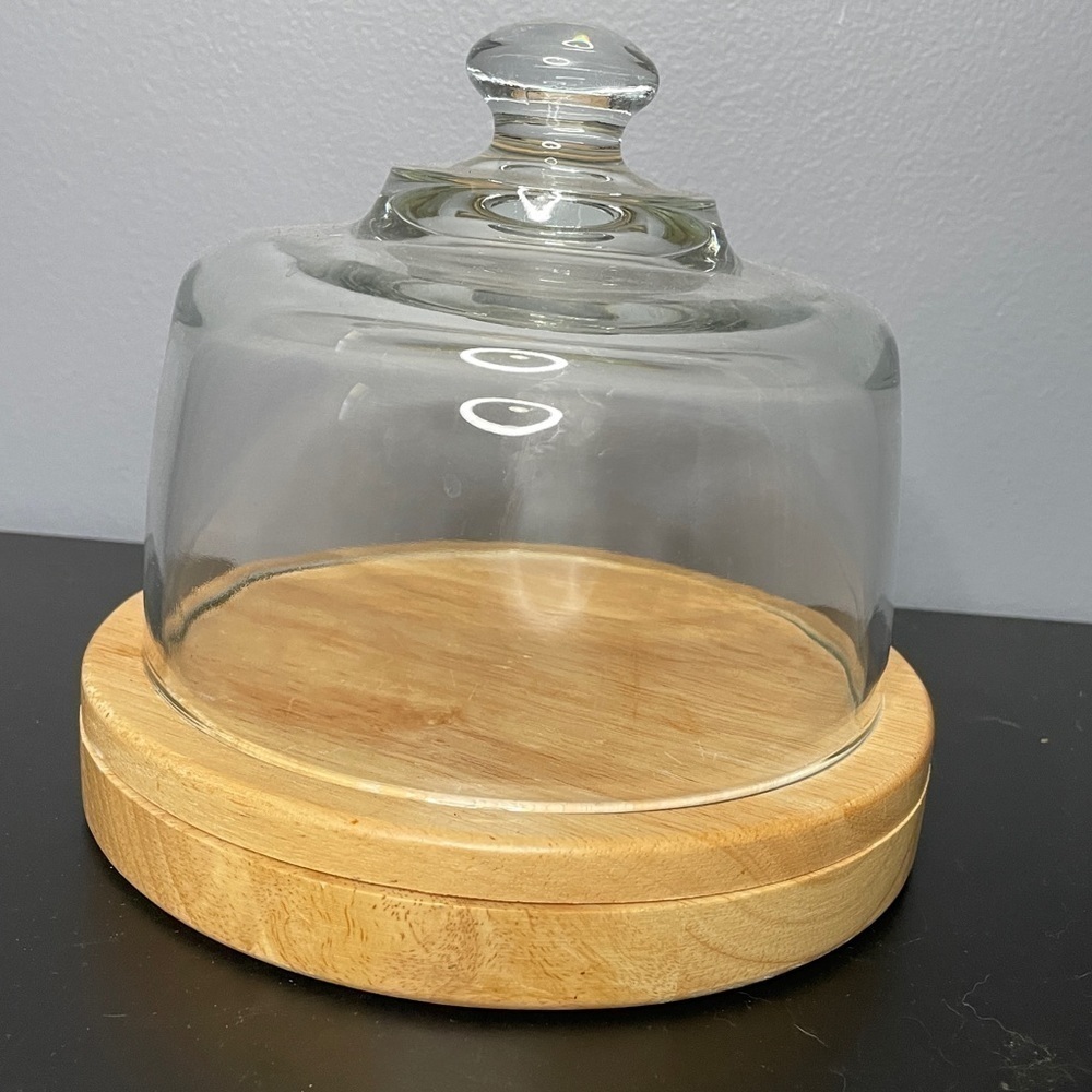Legacy glass cheese dome with knives